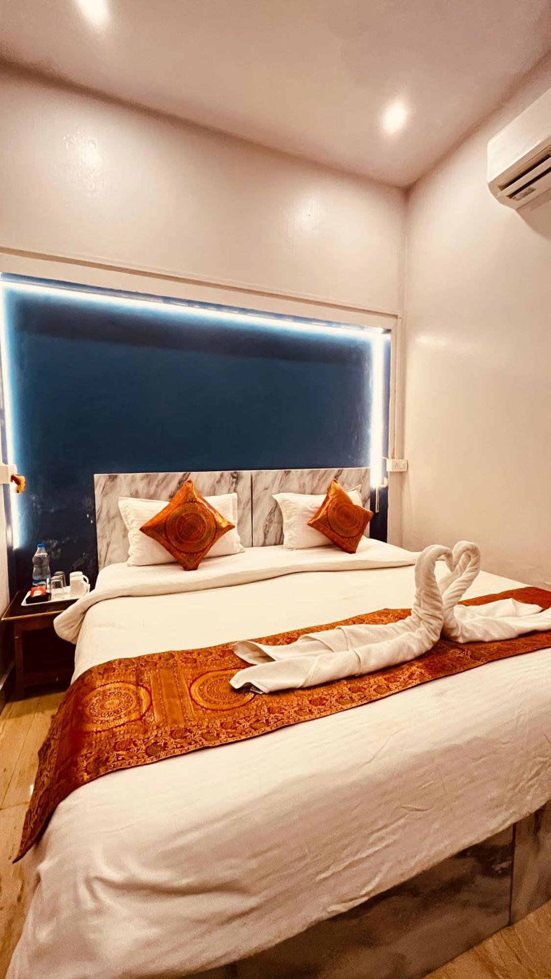 Vibe N Joy Hotel Varanasi Exterior photo